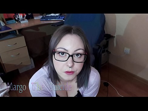 ❤️ Σέξι κορίτσι με γυαλιά πιπιλίζει Dildo βαθιά στην κάμερα ❤️ Ανώμαλο πορνό